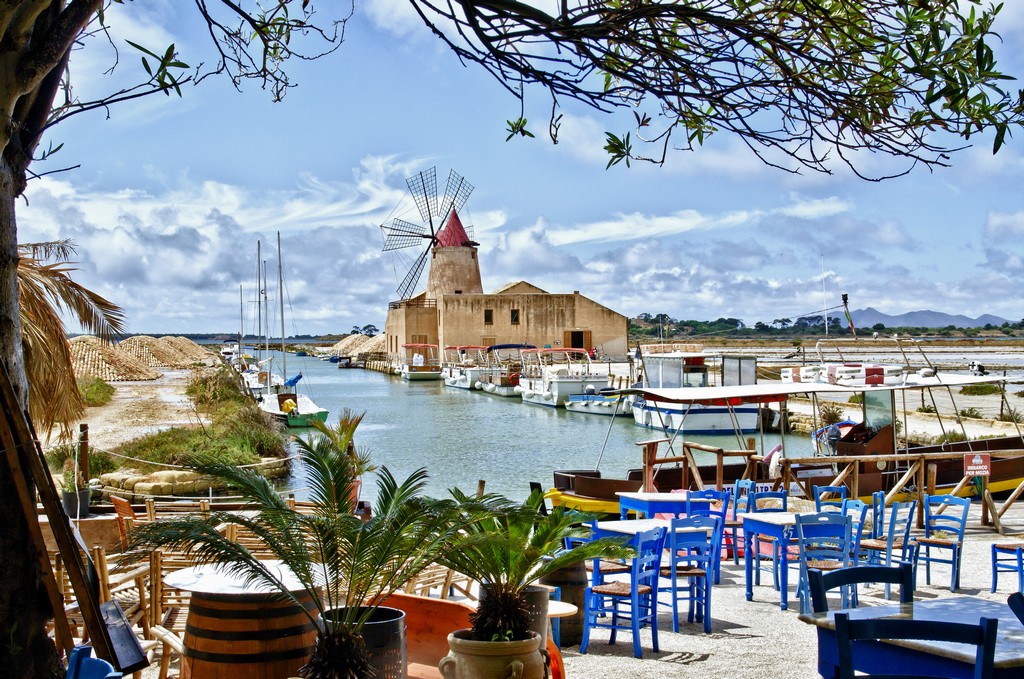 Italy_Cafe_on_the_beach_on_the_island_of_Sicily__Italy