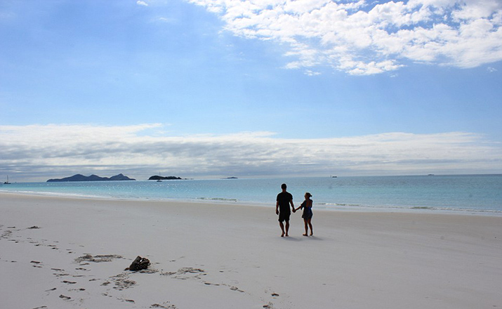 34F8A9A000000578-3627273-The_couple_spent_an_afternoon_at_Whitehaven_Beach_which_Hemswort-a-69_1465216555005
