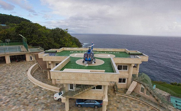 36D79D6500000578-3722119-Great_for_exploring_The_10_942_sq_ft_mansion_includes_a_rooftop_-a-78_1470250710594