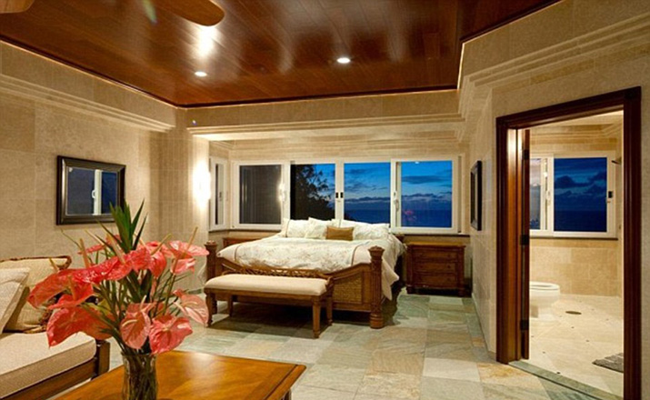 36D79D9D00000578-3722119-Enough_for_all_his_friends_The_spacious_residence_includes_five_-a-83_1470250710872