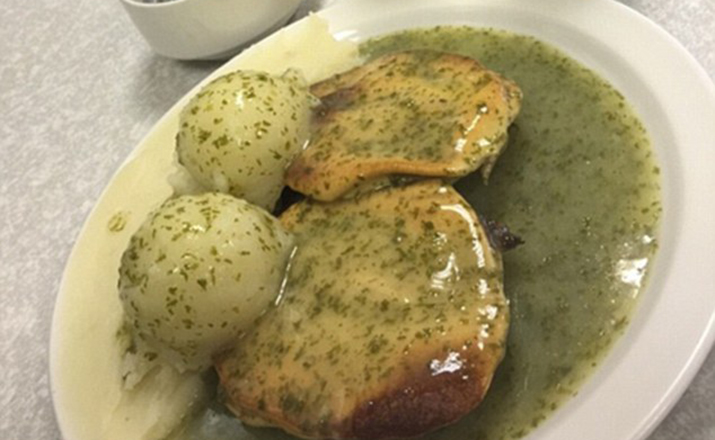 28adc28200000578-0-david_beckham_shares_his_pie_and_mash_dish_with_parsely_liquor_o-a-19_1431626542708