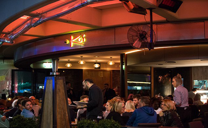37BC676100000578-3766302-Charity_Also_in_Brisbane_he_not_only_hand_delivered_pizza_to_wai-a-72_1472621672867