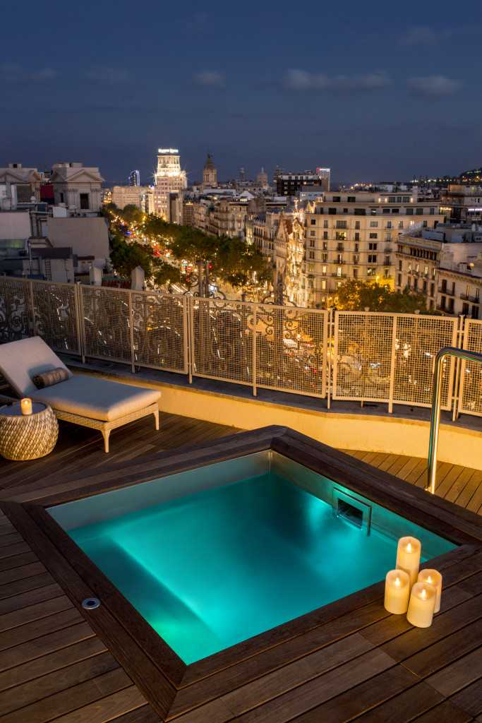 majestic-royal-penthouse-terrace-by-night-paseo-de-gracia-4