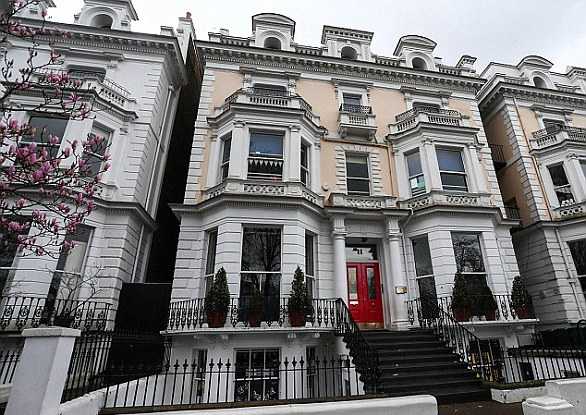 3ba922e700000578-4067914-the_notting_hill_school_which_charges_6_540_a_term_is_just_a_15_-a-6_1482863169980