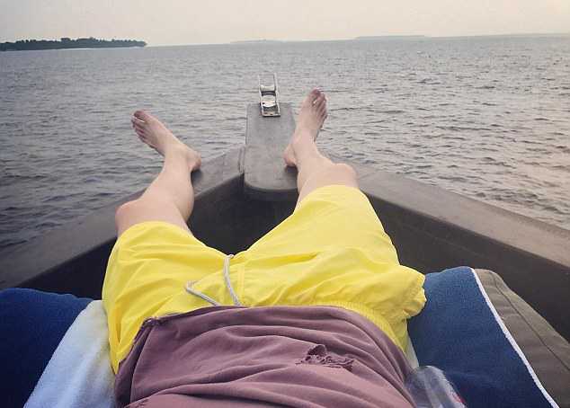 3baea8e700000578-4070738-chillin_earlier_on_in_the_day_he_shared_a_snap_of_himself_relaxi-a-34_1482933368636
