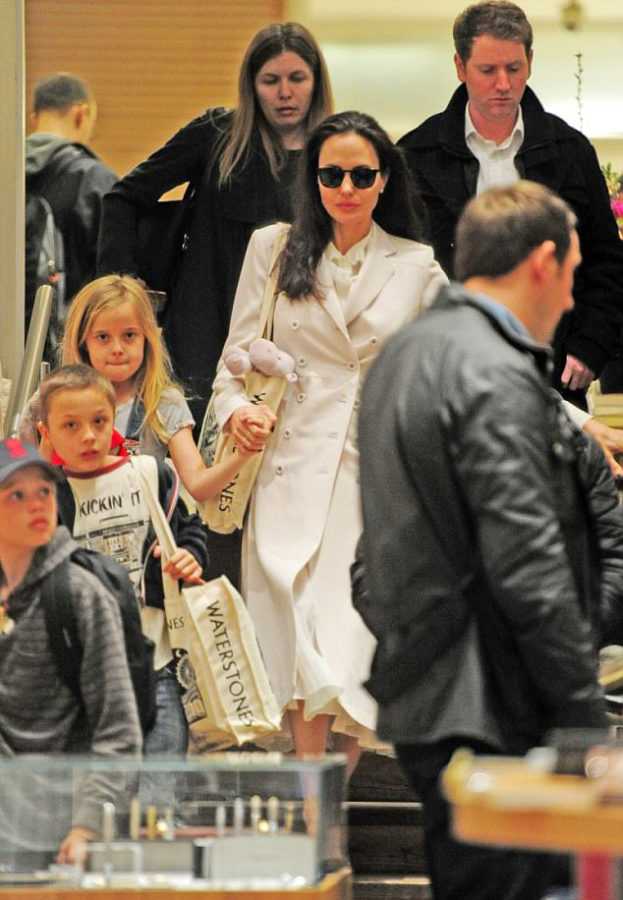3E3DA41000000578-4310780-Family_time_The_41_year_old_actress_beamed_as_she_visited_a_Wate-a-151_1489447742884