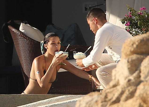 3EE11D5A00000578-4373984-Drink_up_The_brunette_bombshell_was_spotted_sipping_cocktails_ar-a-10_1491179761972