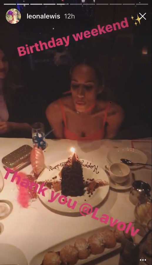 3EEE3A9100000578-4379240-Make_a_wish_The_singer_blew_out_the_candle_to_her_decadent_choco-a-18_1491326838429