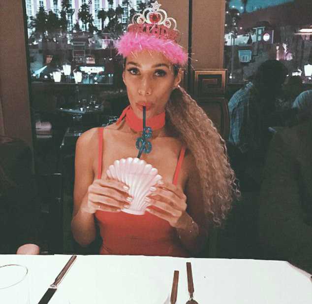 3EEE4F1800000578-4379240-Treating_herself_Lewis_took_sips_from_her_pretty_seashell_cup_du-a-43_1491318705659