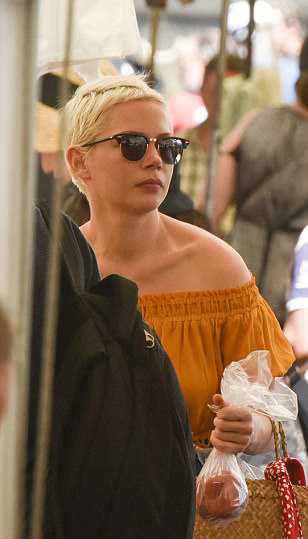 426C5D7200000578-4704450-Simply_stylish_The_Golden_Globe_winner_wore_her_blonde_pixie_cro-a-134_1500313847481