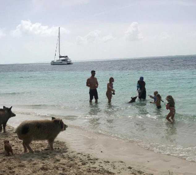 459DD0EE00000578-5010713-Having_fun_In_another_image_she_and_Chris_are_seen_in_the_ocean_-a-90_1508821836488