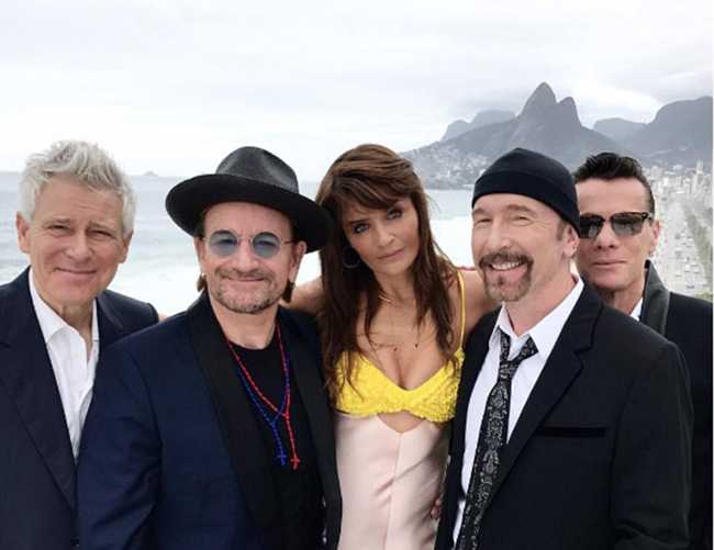 Хелена Кристенсен в окружении U2