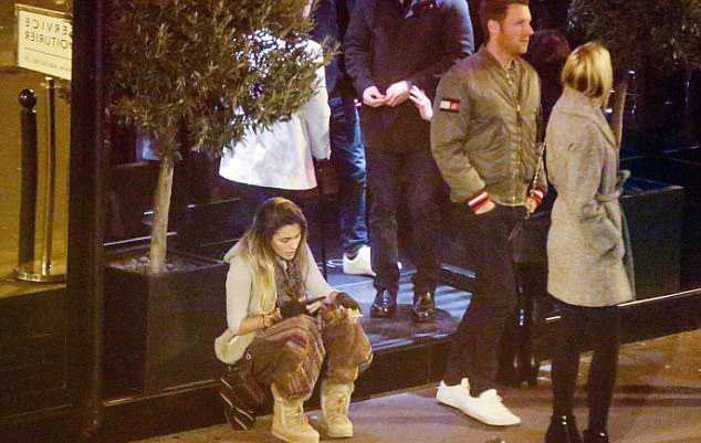 46FB4C2000000578-5145201-Paris_in_Paris_The_young_model_looked_at_home_as_she_waited_for_-a-17_1512432274394