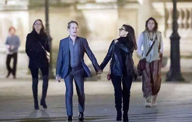 46FB4C4F00000578-5145201-So_in_love_During_their_Parisian_getaway_which_took_place_over_T-a-19_1512432275925