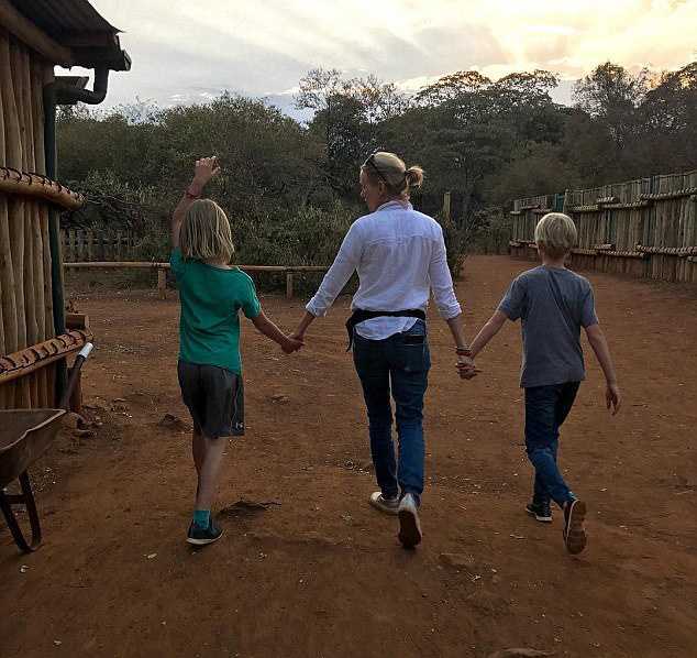 481F4AD500000578-5267321-Family_time_The_actress_traveled_to_the_African_nation_in_July_l-a-5_1515912238699