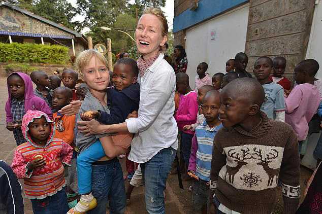 481F52B300000578-5267321-Nyumbani_Children_s_Home_Naomi_and_her_son_looked_overjoyed_to_b-a-1_1515912238593