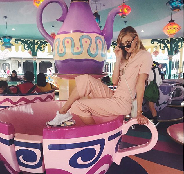4A61EF7200000578-5524511-_The_Kloss_family_are_Disney_addicts_she_said_in_a_video_montage-a-1_1521596819813