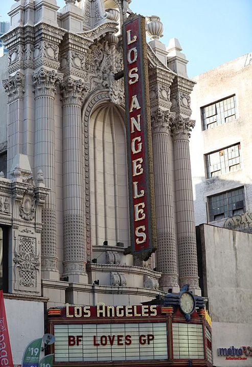4B2BF40200000578-5617699-Venue_The_couple_hired_out_the_historic_Los_Angeles_Theater_for_-a-11_1523789371927