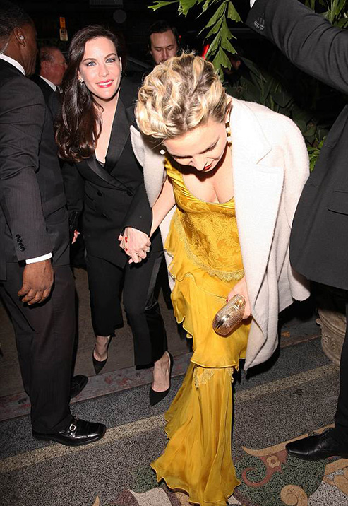 4B2BFAC200000578-0-Steelers_Liv_wore_a_black_pantsuit_while_Kate_donned_a_sumptuous-a-281_1523788070597