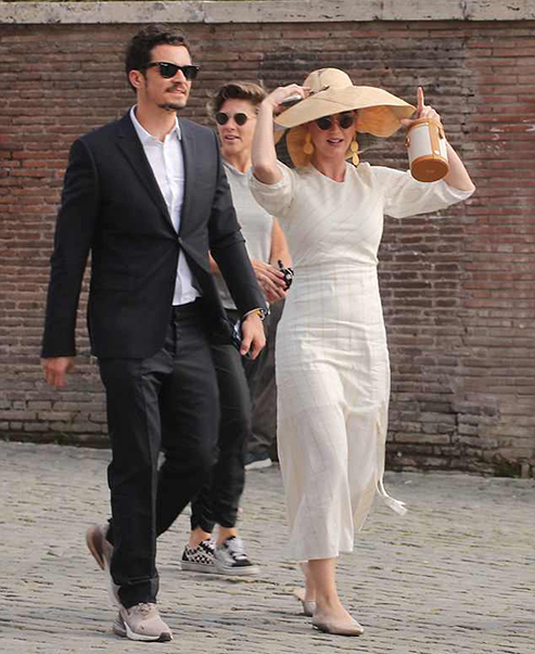 4BA7B1E500000578-5669535-Tourists_Katy_Perry_and_Orlando_Bloom_decided_to_soak_up_the_sig-m-33_1524945832849