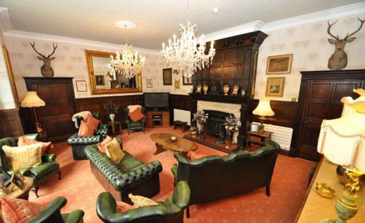 4C05BABD00000578-5710151-Within_the_property_there_is_a_private_bar_which_its_customers_c-a-10_1525887309716