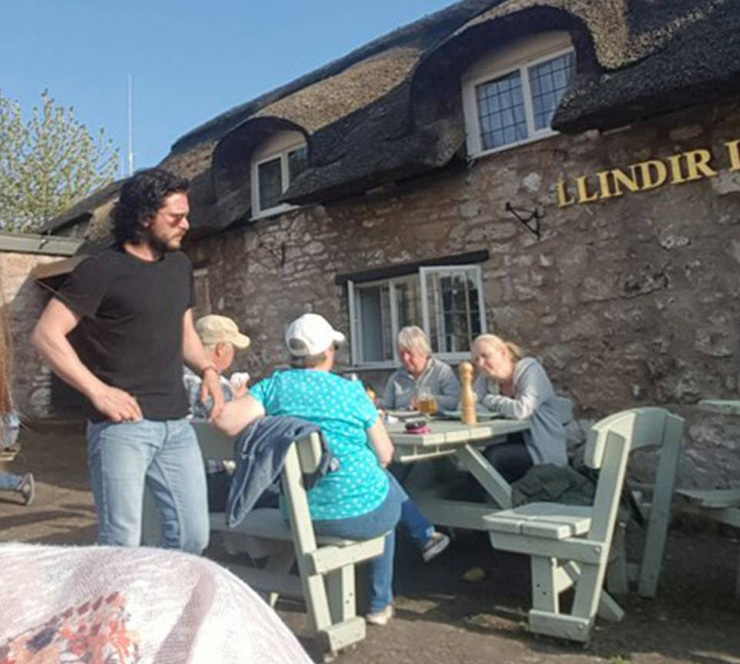 4C05F02100000578-5710151-The_Game_of_Thrones_star_was_pictured_in_a_North_Wales_pub_on_th-a-8_1525887309185