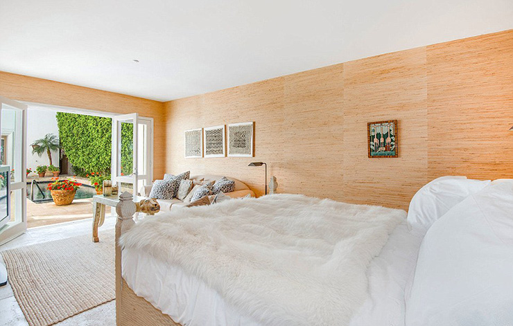 4E1AC50900000578-5941013-Upstairs_The_homes_master_bedroom_can_be_found_on_the_second_flo-a-6_1531292087946