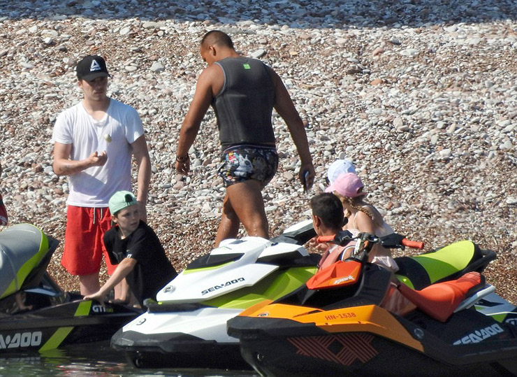 4E57DD4500000578-5962739-Back_to_reality_The_group_later_parked_their_jet_skis_up_on_the_-a-40_1531843594444