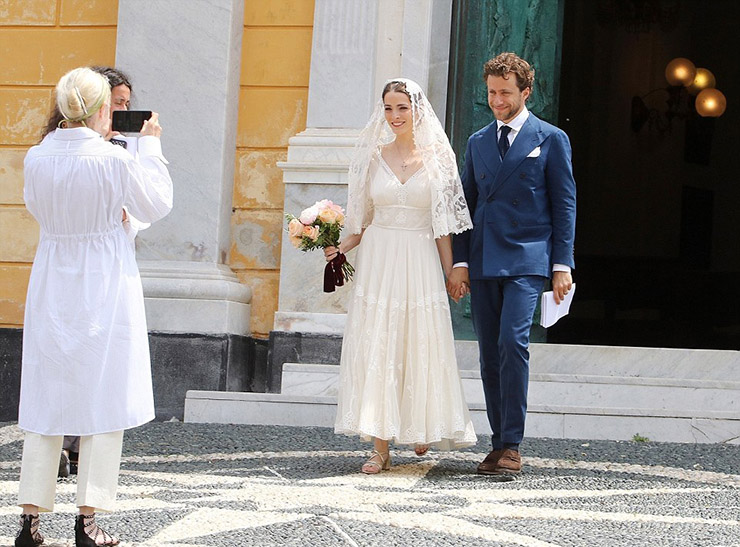 4E5D25CE00000578-5970057-The_couple_were_seen_posing_for_photographs_outside_the_church_i-a-9_1531999355076
