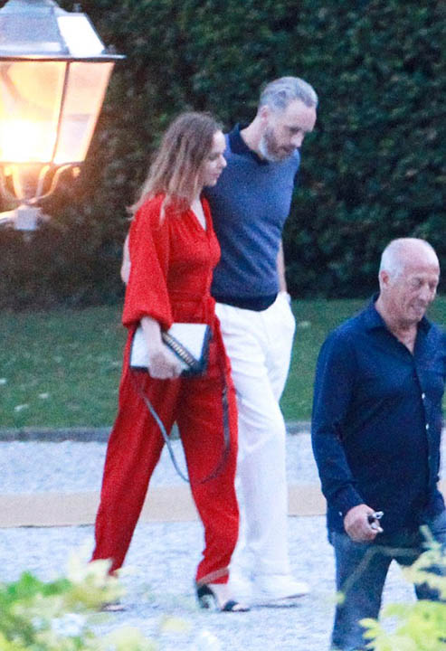 4EA7557A00000578-6003117-Star_studded_The_couple_appeared_in_good_spirits_as_they_walked_-m-60_1532819392562