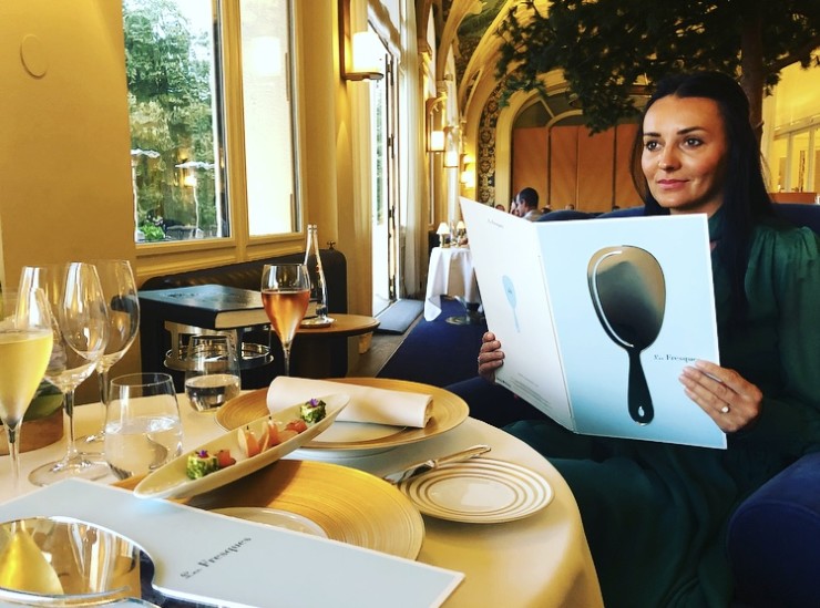 На обложке меню ресторана Les Fresques расположенно зеркало, чтобы гости могли видеть в нем отражение фресок