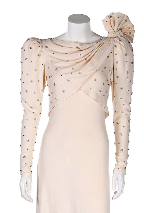 6789236-6441691-A_dress_worn_by_Princess_Diana_to_a_Bahrain_banquet_in_1986_will-a-6_1543530781422