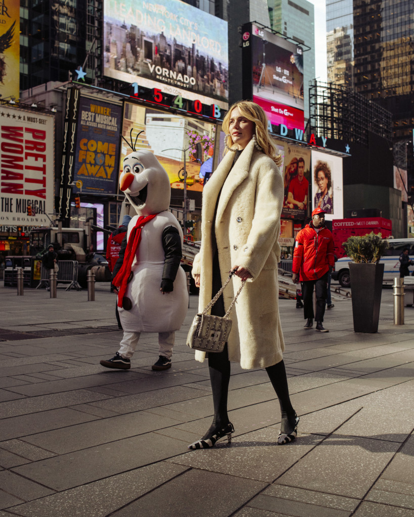 Пальто, свитер, серьги TOM FORD Сумка KAREN WALKER БЛАГОДАРИМ ЗА ПОМОЩЬ В ОРГАНИЗАЦИИ ПРОЕКТА: Hotel W New York – Times Square