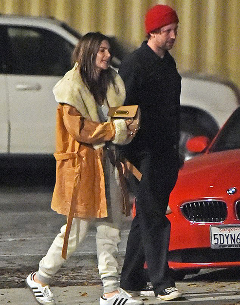 8281350-6570327-Keeping_warm_Emily_Ratajkowski_sure_knows_how_to_cover_up_when_s-a-2_1546977581565