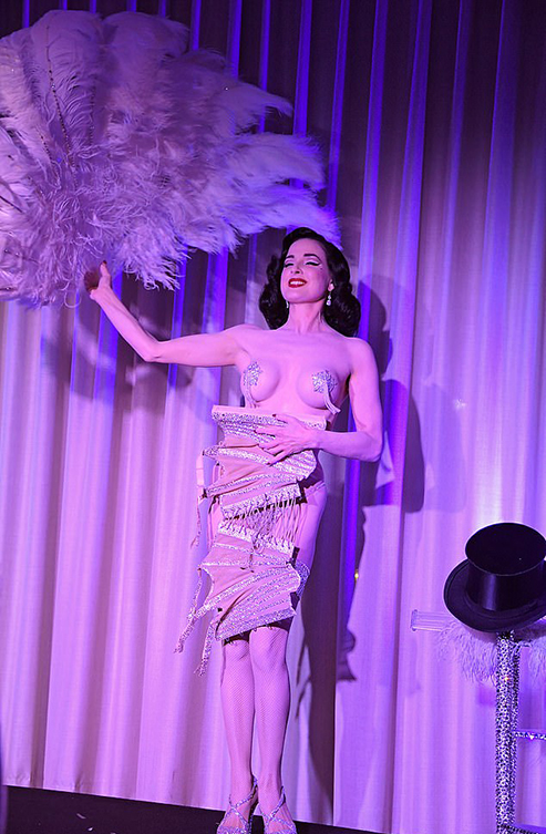 9552532-6681943-Performance_The_beauty_brought_out_a_large_feathered_fan_as_she_-a-7_1549623153440