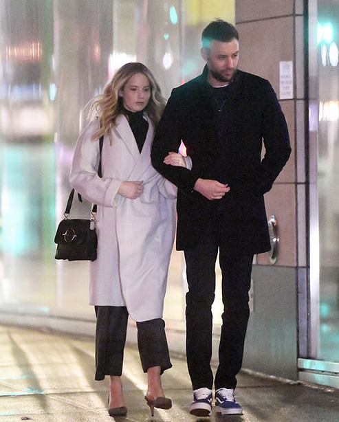 10203600-6739045-Shining_star_Jennifer_Lawrence_showed_off_her_new_engagement_rin-m-52_1550992857182