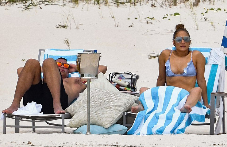 10856254-6797263-No_worries_The_couple_chilled_out_on_some_beach_chairs_despite_t-a-3_1552379861780