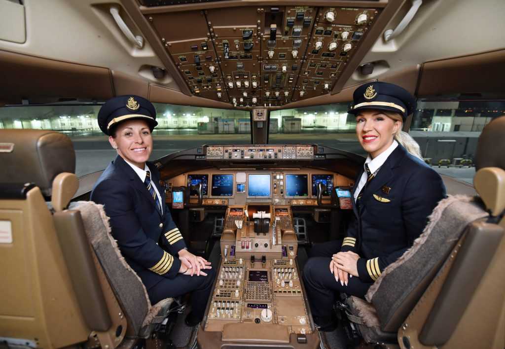Женщины-пилоты Emirates: капитан Эллен Роз и первый офицер Хайди МакДиармид