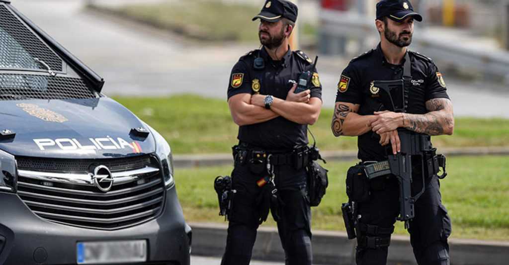 Полиция Испании поднимает настроение местом во время концерта