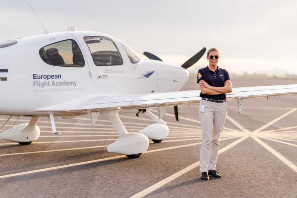 Студентка Европейской летной академии Жаклин Аман готовится стать пилотом Lufthansa